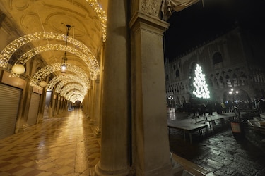 Luces de Navidad en una Venecia abandonada por el turismo debido a la pandemia