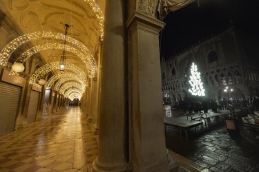 Luces de Navidad en una Venecia abandonada por el turismo debido a la pandemia