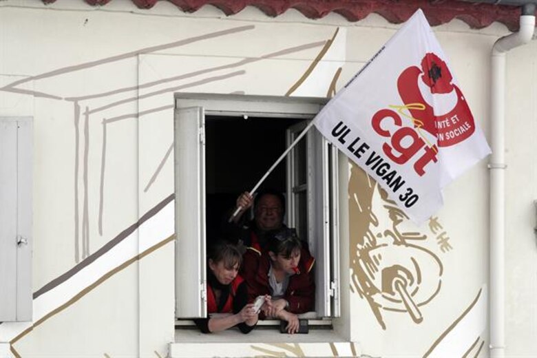 Las protestas siguen a Emmanuel Macron, a quien incluso le lanzan huevos