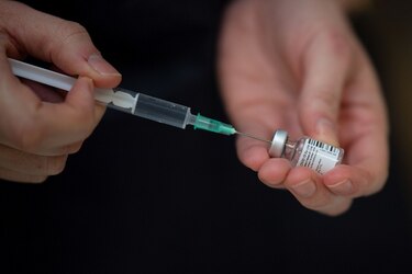 Vacunación en México sufre revés por pausa en envíos de Pfizer
