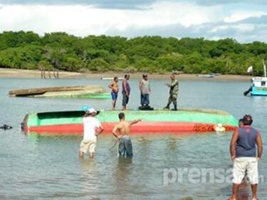 Tromba marina hunde embarcaciones en puerto de Mensabé