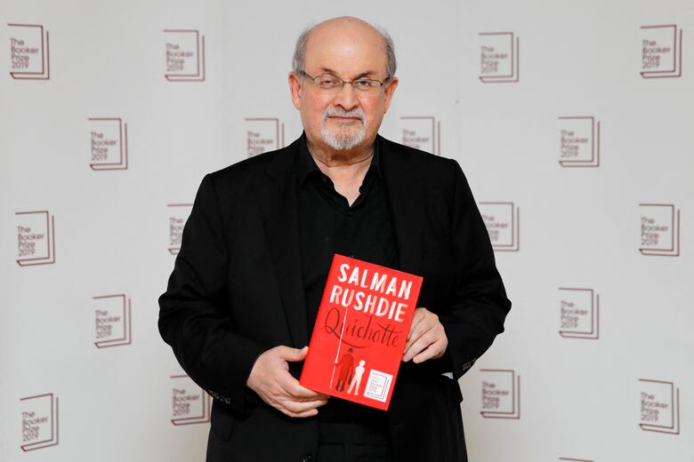 El escritor Salman Rushdie, atacado sobre el escenario durante un acto en Estados Unidos