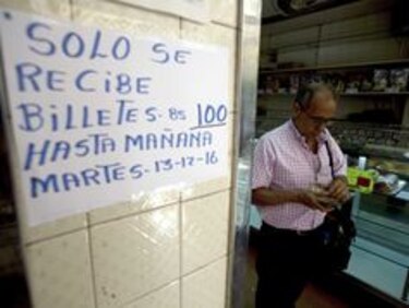 Venezuela inicia canje masivo de billetes de 100 bolívares