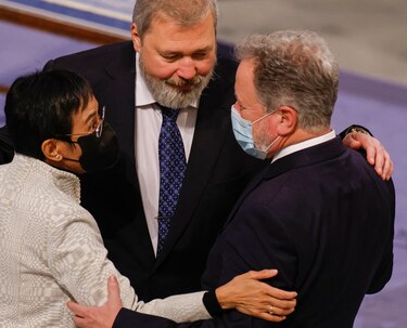 Dos periodistas amenazados recogen en Oslo el Nobel de la Paz