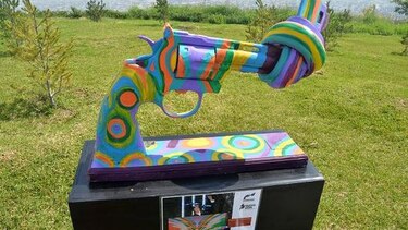 Exhiben muestra artística ‘pistolas por la paz’