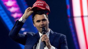 Quién era Charlie Kirk, el comentarista conservador y aliado de Trump asesinado de un disparo en una universidad en Utah