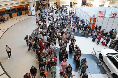 Por qué hay caos en los aeropuertos de EU (y la polémica decisión de Trump de enviar a los agentes migratorios de ICE)