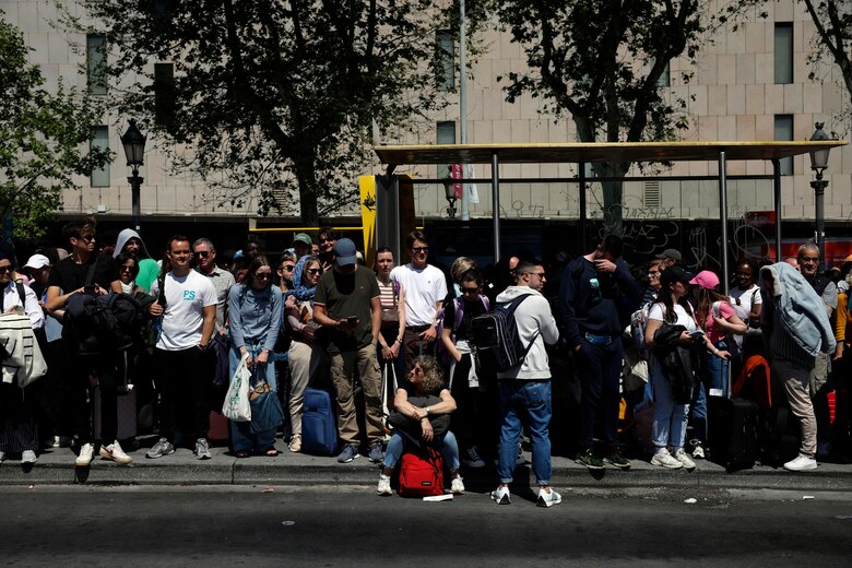 Y ahora, ¿cómo volvemos? Riadas de gente se echan a la calle en Madrid para volver a casa