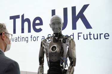 Robots humanoides sorprenden y espantan en el salón tecnológico de Las Vegas
