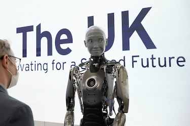 Robots humanoides sorprenden y espantan en el salón tecnológico de Las Vegas