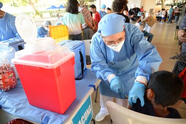 Expertos de Estados Unidos recomiendan autorizar la vacuna anticovid de Pfizer para niños pequeños