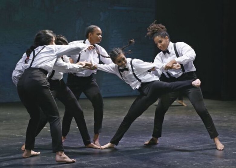 En el cumpleaños 70 de la Escuela de Danzas