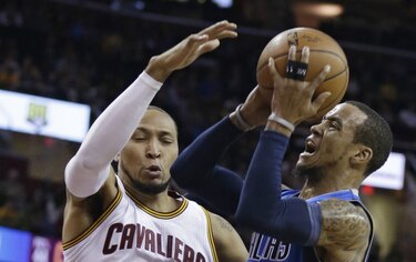 Mavericks aprovechan la baja de LeBron para vencer a los Cavs
