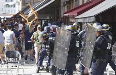 Dos hinchas británicos, condenados a cárcel por disturbios