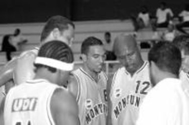 Ellis y Mendieta llevan a los Montunos al triunfo