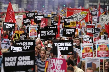 Miles de personas se manifiestan en Londres contra la austeridad