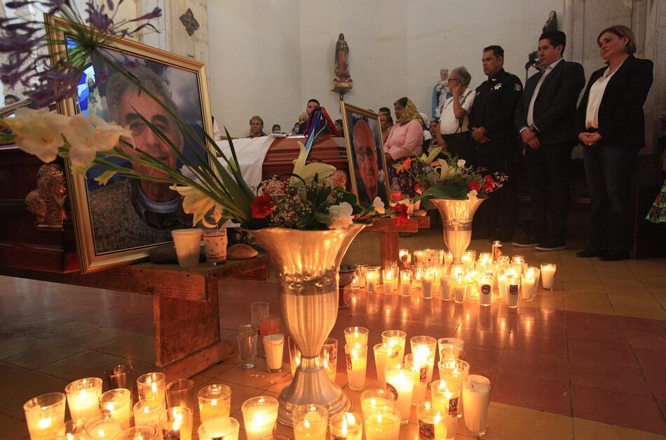 Entierran a los dos sacerdotes jesuitas asesinados en México