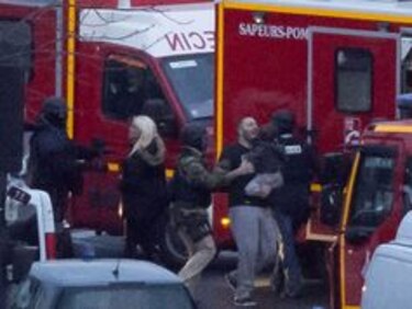 Francia resuelve crisis de rehenes con asaltos simultáneos