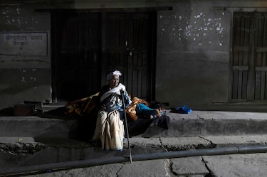 Afectados por el terremoto en Nepal con 157 muertos denuncian la falta de ayuda