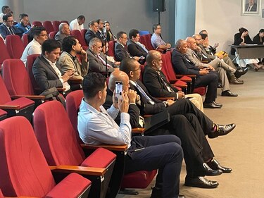 Diputados independientes entrevistan a los aspirantes a contralor y subcontralor