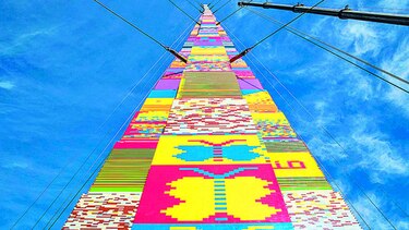 Construyen torre de lego de 36 metros de altura