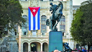 Estatua José Martí cabalga de Nueva York a La Habana