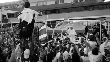 Ellos alzaron a Lucas, el chico de la foto viral de la JMJ