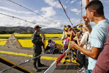 Parlamento exhorta a Maduro a reabrir frontera con Colombia