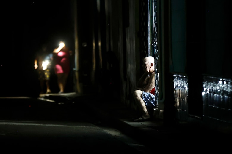 Calles espectrales y cena en hogueras: Una noche a oscuras en el gran apagón de Cuba