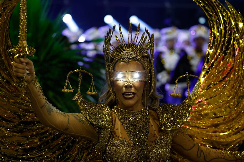 Brasil estalla en color y samba en la primera noche del Carnaval en Sao Paulo