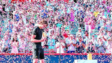 Zverev sorprende a Federer y se corona