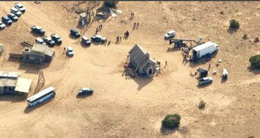 Actor Alec Baldwin disparó arma de utilería que mató a una mujer durante rodaje de ‘Rust’