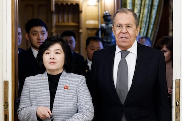 Rusia estrecha lazos con Corea del Norte y Ucrania agita conciencias en Davos