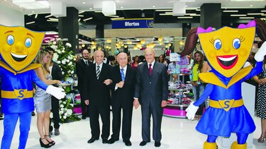 Corte de cinta de Saks en Mega Mall