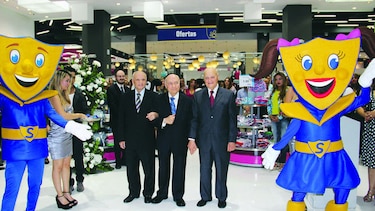 Corte de cinta de Saks en Mega Mall