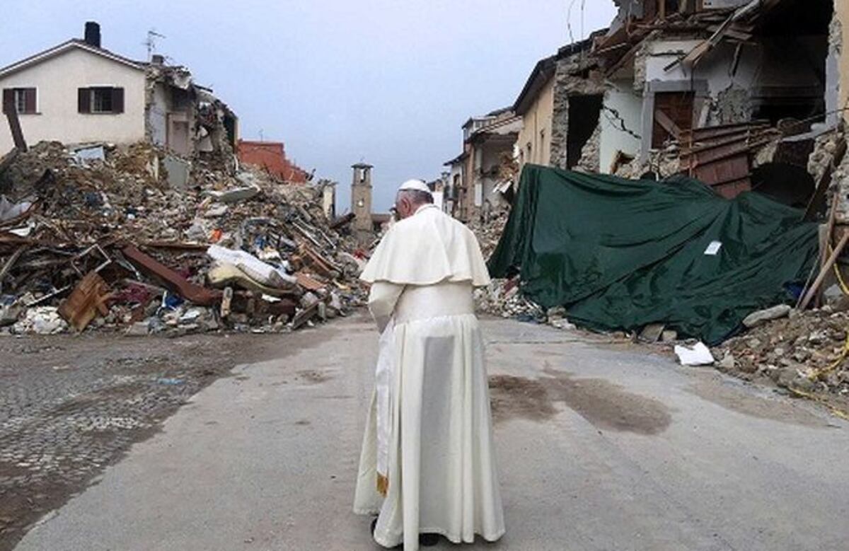 Papa visita región devastada por terremoto en Italia para orar por muertos y vivos