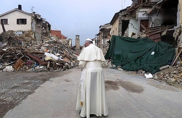 Papa visita región devastada por terremoto en Italia para orar por muertos y vivos