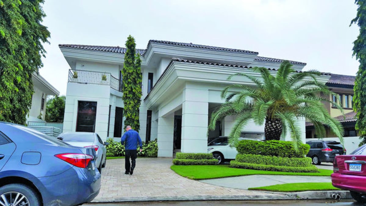 Agentes de la Policía Nacional y funcionarios del Ministerio Público condujeron a Riccardo Francolini desde su residencia, en el complejo Balmoral de Costa del Este, al