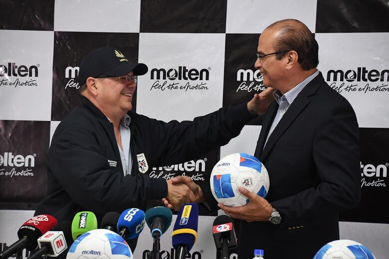 La selección de Panamá revela el balón que usará como local