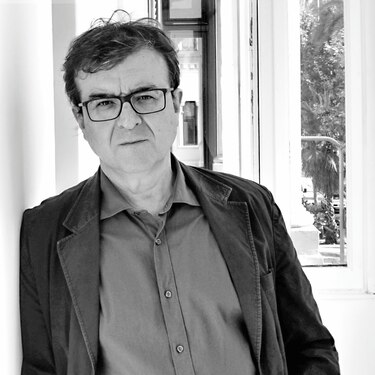 ‘Los escritores, digamos la verdad, somos animales carroñeros’