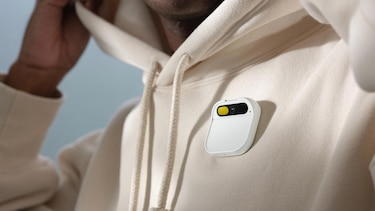Exejecutivos de Apple lanzan pin con IA que graba, llama por teléfono y traduce