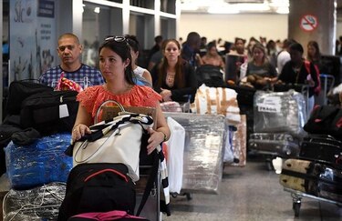 Galenos cubanos comienzan a abandonar Brasil tras suspensión del programa 'Más Médicos'