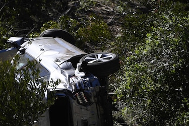 Tiger Woods sufre lesiones graves en una pierna al estrellarse en su auto