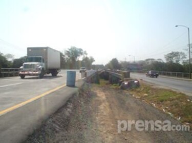 Abren segundo puente sobre el río La Villa