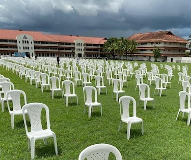 Sillas blancas para honrar a las víctimas de la pandemia