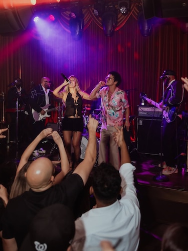 Romance o estrategia: Karol G y Bruno Mars encienden las redes sociales