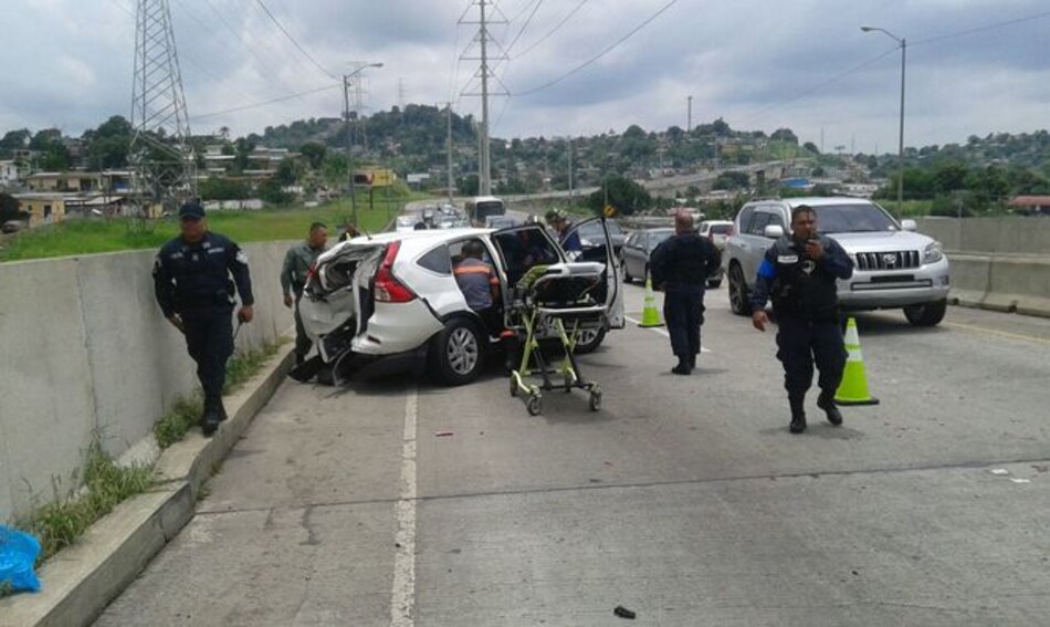 Accidente en el corredor Norte entre busito pirata y camioneta deja 12 heridos