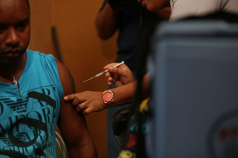 Ministerio de Salud vacuna y atiende sanitariamente a migrantes varados en terminal de Albrook