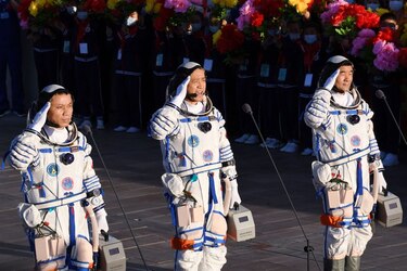 Astronautas chinos regresan a la Tierra tras misión de 90 días