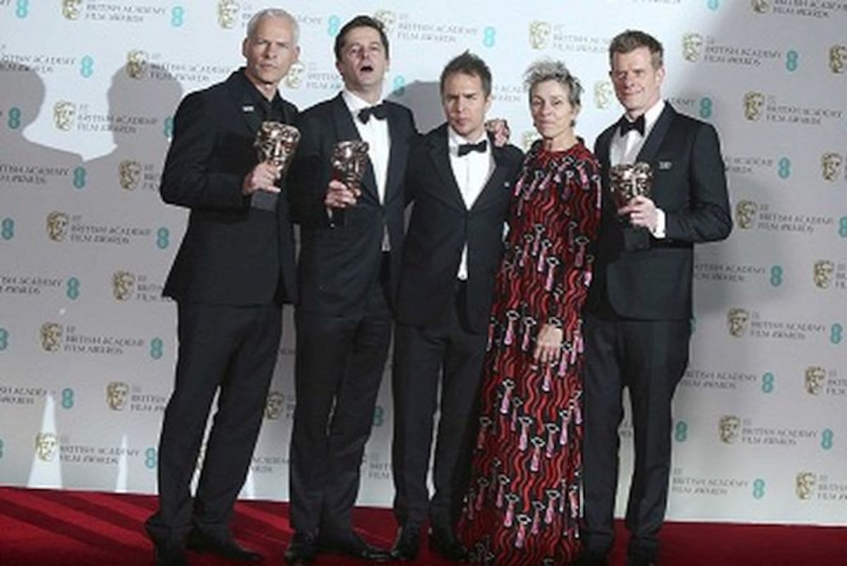 Martin McDonagh, Peter Czernin, Sam Rockwell y Graham Broadbent posan junto a Frances McDormand, con